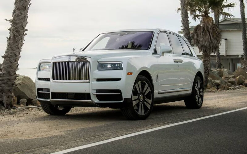2020_rolls-royce_cullinan_4dr-suv_base_fq_oem_1_815x543